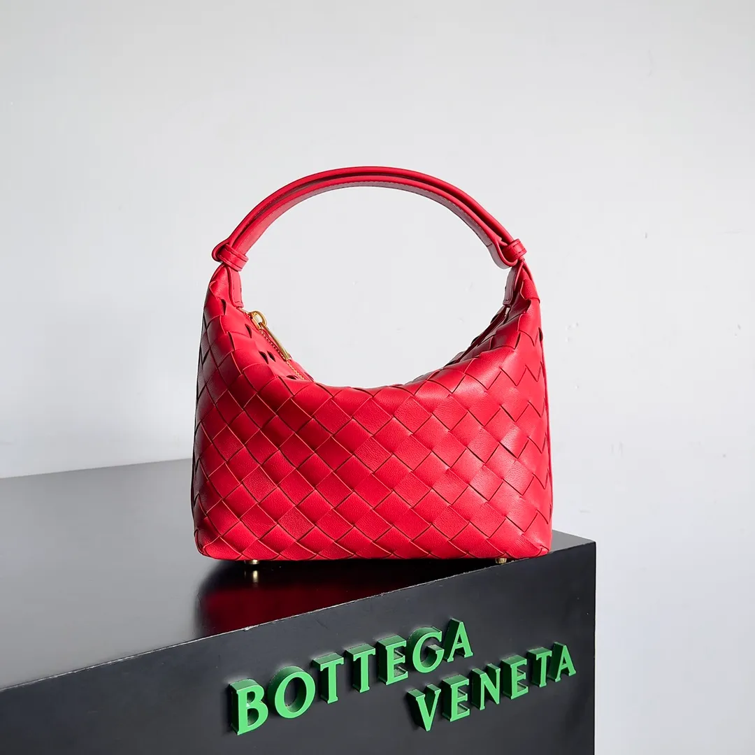 Batch 1360 It is predicted that BV Bottega’s lunch bag will be popular again this year. The entire bag is made of top nappa lambskin, which is very soft and lightweight. It also uses the intrecciato weaving process that the two founders spent several months developing from the beginning of the brand. It is completely hand-woven by Italian craftsmen. It perfectly reflects the craftsmanship of Bottega. The entire bag shape is also a very practical and popular lunch box bag type. The slightly curved arc of the bag mouth can also better fit our wrists. Style number: 754443 Size: 22*13*9